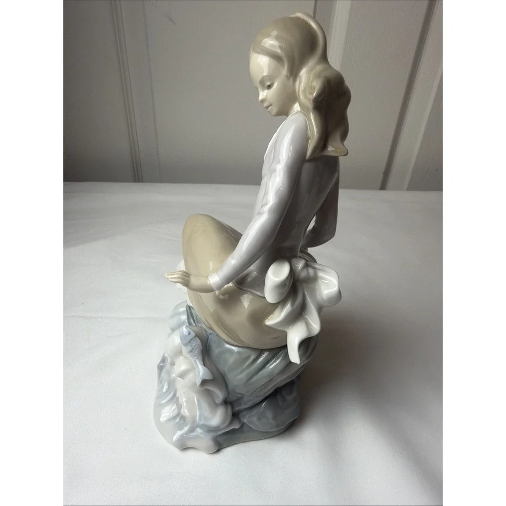 Vintage‎ Retired LLADRO Porcelain Figurine - Girl  & Hat - Sitting - Fish -w Box
